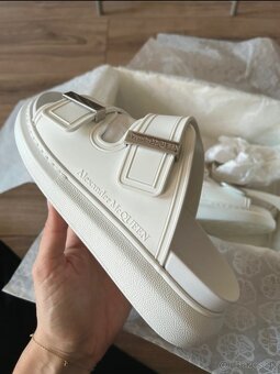 Alexander McQueen slapky - 2