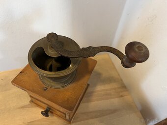 Mlynček na kávu. - 2