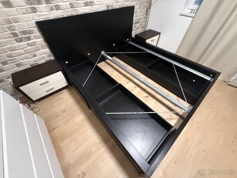 Manželská posteľ 210x195cm, nočné stolíky 36x64x45cm - 2