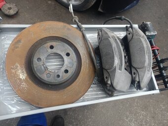 Predné strmene-Brembo 4-piest 345mm - 2