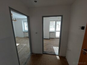1 izb. byt s veľkou presklenou  loggiou blízko centra – Dubn - 2