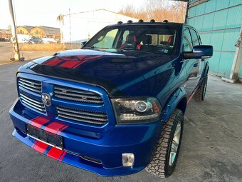 DODGE RAM 5.7 HEMI 4X4 model roku 2015 - 2
