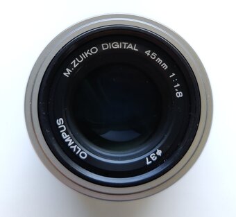 om-system m.zuiko 45mm f1.8 - 2