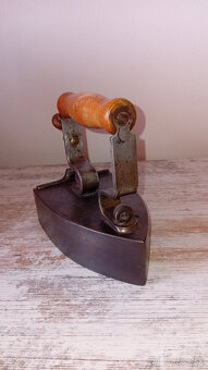 Predám peknú starú liatinovú žehličku - 2