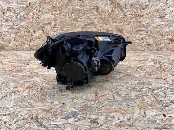 Pravé a ľavé predné svetlá na Nissan Qashqai - 2