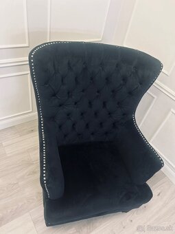 Luxusne čierne kreslo v štyle Chesterfield - 2