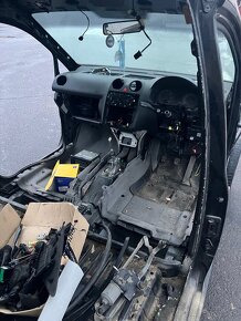 Predám alebo rozpredam časti Karoséria vw Caddy + diely - 2