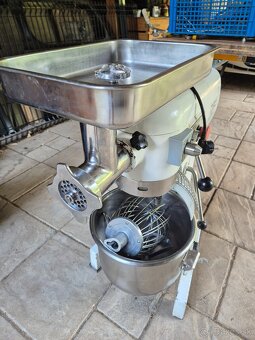Univerzalny robot - 2