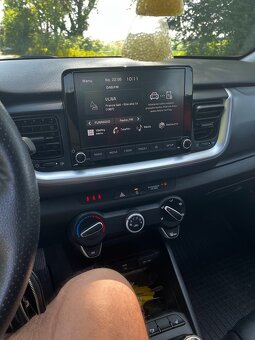 Predám Kia stonic 1.0 T-GDI +darujem nové letné kolesá - 2