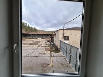 Kancelársky a skladový areál na okraji mesta. - 2