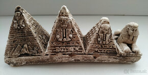 Pyramídy- dekoračný predmet dovezený z Egypta - 2
