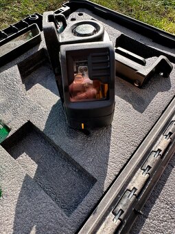 Predám profesionálny zelený laser DEWALT DW088CG - 2