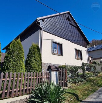 Rodinný dom s veľkým slnečným pozemkom v malebnej obci na Ho - 2