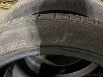 225/45 R19 - 2
