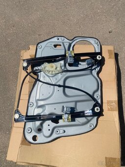 Pravé predné sťahovanie okna - VW Touran - 2