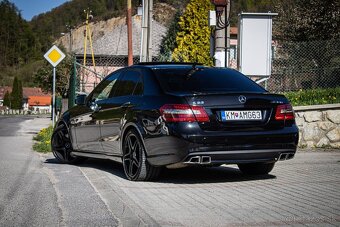 Mercedes E 63 AMG Performance, Krásny stav, Pano, Distronic - 2