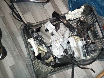 Predám veci Passat b6 - 2