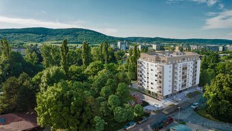 PREDPREDAJ ZA TOP CENU STREŠNÝ BYT S TERASOU - 2