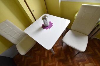 stol do kuchyne 70 x 70 + 2 pekne moderne stoličky - 2