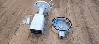 Hikvision 4Mpx IP kamera DS-2CD2047G2-L + podložka - 2