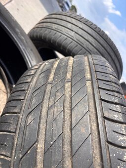 Pneu 215/55/17 - 2