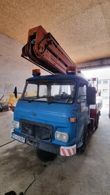 Špecialny automobiol-Avia s plošinou MP 13 - 2