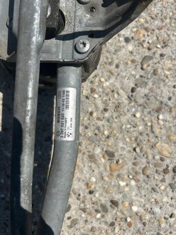 mechanizmus stieračov s motorom na BMW f10 - 2