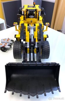 LEGO 42030 Volvo L350F Wheel Loader (2014) - 2