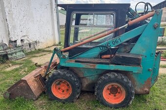 Smykom riadený nakladač Unc 061 - 2