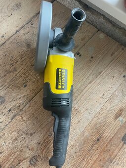 Veľká uhlová brúska STANLEY - 2