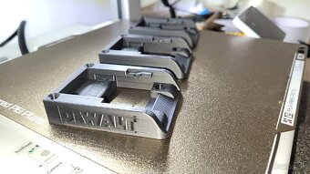 Predám držiak na DeWalt batérie - 2