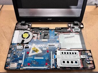 Predám pokazený notebook na náhradné diely zn.Acer E5-571 - 2