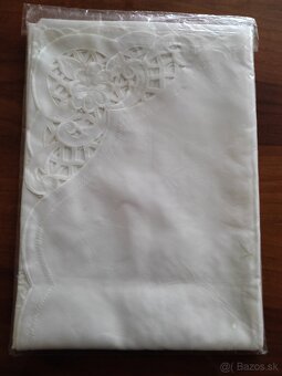 Vyšívaný obrus - 2