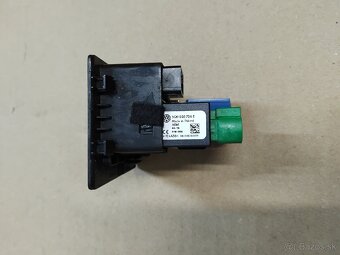 USB konektor - zásuvka AUX - 2