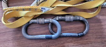 používané slučky Petzl, SR, Beal + dve oceľové karabíny - 2