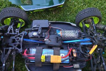Predám RC buggy 1:8 - 2