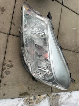 Predám svetlo toyota yaris 2012-2015 - 2