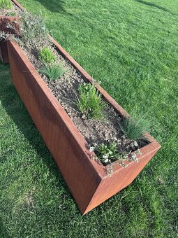 Kvetináč Corten - Vyvyseny zahon - 2