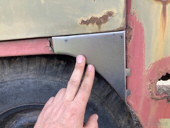 Uaz 452 sanitka, buchanka predám karosárske diely - 2