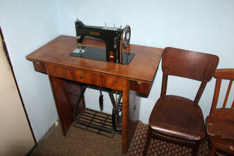 šicí stroj,skrina, knihovnička,sedačka. - 2