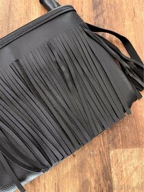 Čierna koženková kabelka so strapcami - 2