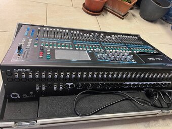Mix pult Allen & Heath QU32 a DJ konzola Numark NS7 ii - 2