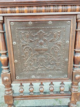 starožitné kuchynske stoličky s koženým ornamentom - 2