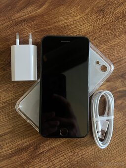 APPLE IPHONE SE 2020 64GB + 7 krytov - 2