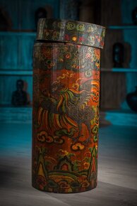 Predám Unikátna, ručne maľovaná drevená nádoba z Tibetu - 2