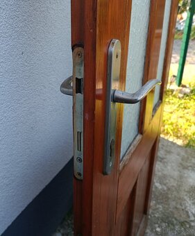 Vchodové kvalitní dřevěné dveře 80 pravé - 2