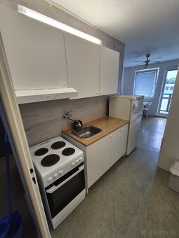 Prenajmem garsonku 24m2 s balkonom na Coburgovej ulici - 2