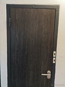 Bezfalcove renovovane dvere so zarubnami 5€ kus, - 2