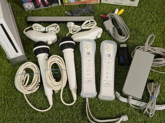 Nintendo Wii, 2 ovládače, 2 mikrofóny + 3 hry - 2