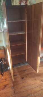 Trojdverová drevená skriňa - 2